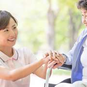 認定介護福祉士とは？取得方法やメリット、仕事・転職への活かし方を解説！