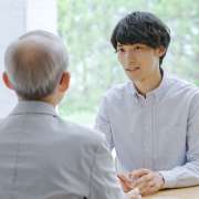 ケアマネジャー（介護支援専門員）には更新研修が必須！チャート図で内容や方法を徹底解説