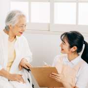 サービス提供責任者（サ責）とケアマネジャー（介護支援専門員）の違いは？仕事内容、給料、必要な資格など徹底比較！