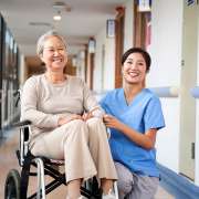 看護師の仕事は病院と介護施設でどう違う？業務内容・働き方・給料などを徹底比較！