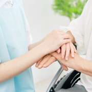 看護助手の仕事に役立つおすすめ資格や難易度、取得のメリットを解説！