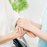 福祉用具専門相談員の年収は？今後の展望から年収アップの方法まで解説