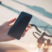 自転車「ながらスマホ」厳罰化！訪問・通勤で気を付けることは？