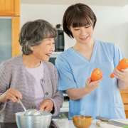 グループホームの仕事内容は？夜勤と日勤の流れ・給料・向いている人を紹介